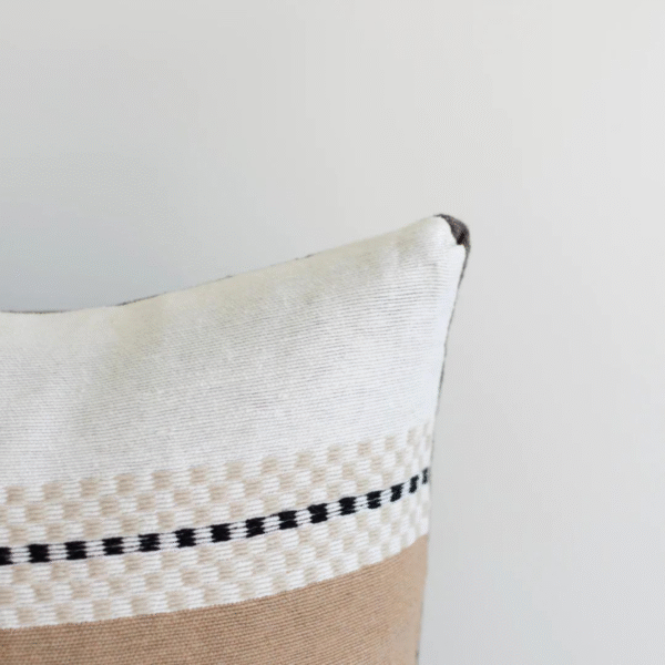 Housse De Coussin Beige Et Blanc Brodé – Image 2