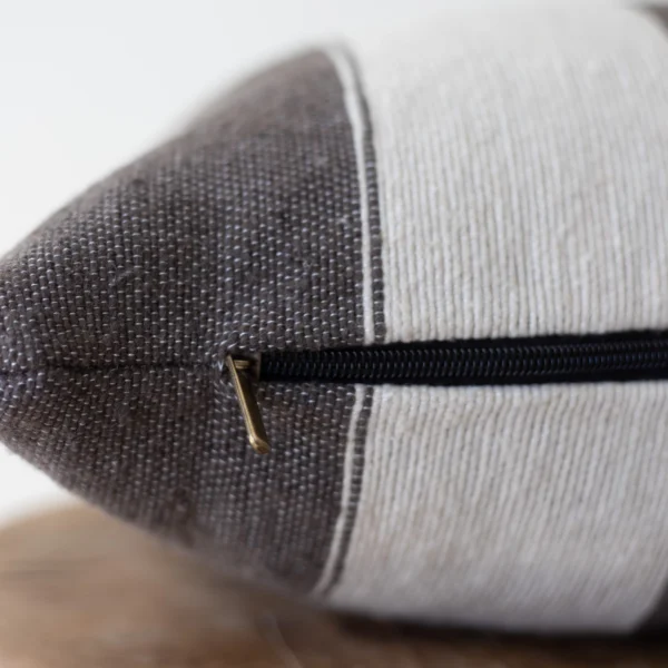 Housse De Coussin Blanc Et Gris Rayer – Image 3