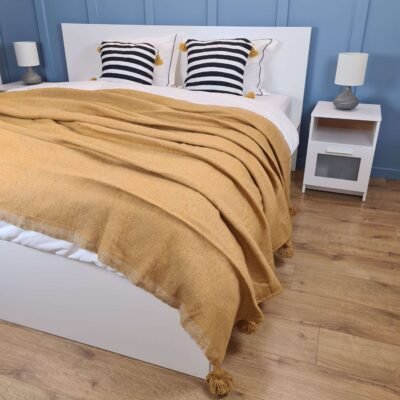Couverture Moutarde Foncée avec Pompom