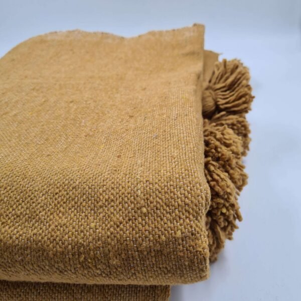 Couverture Moutarde Foncée avec Pompom – Image 4