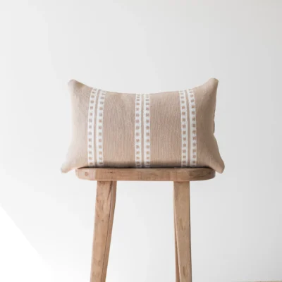 Housse De Coussin Beige Et Blanc Brodé