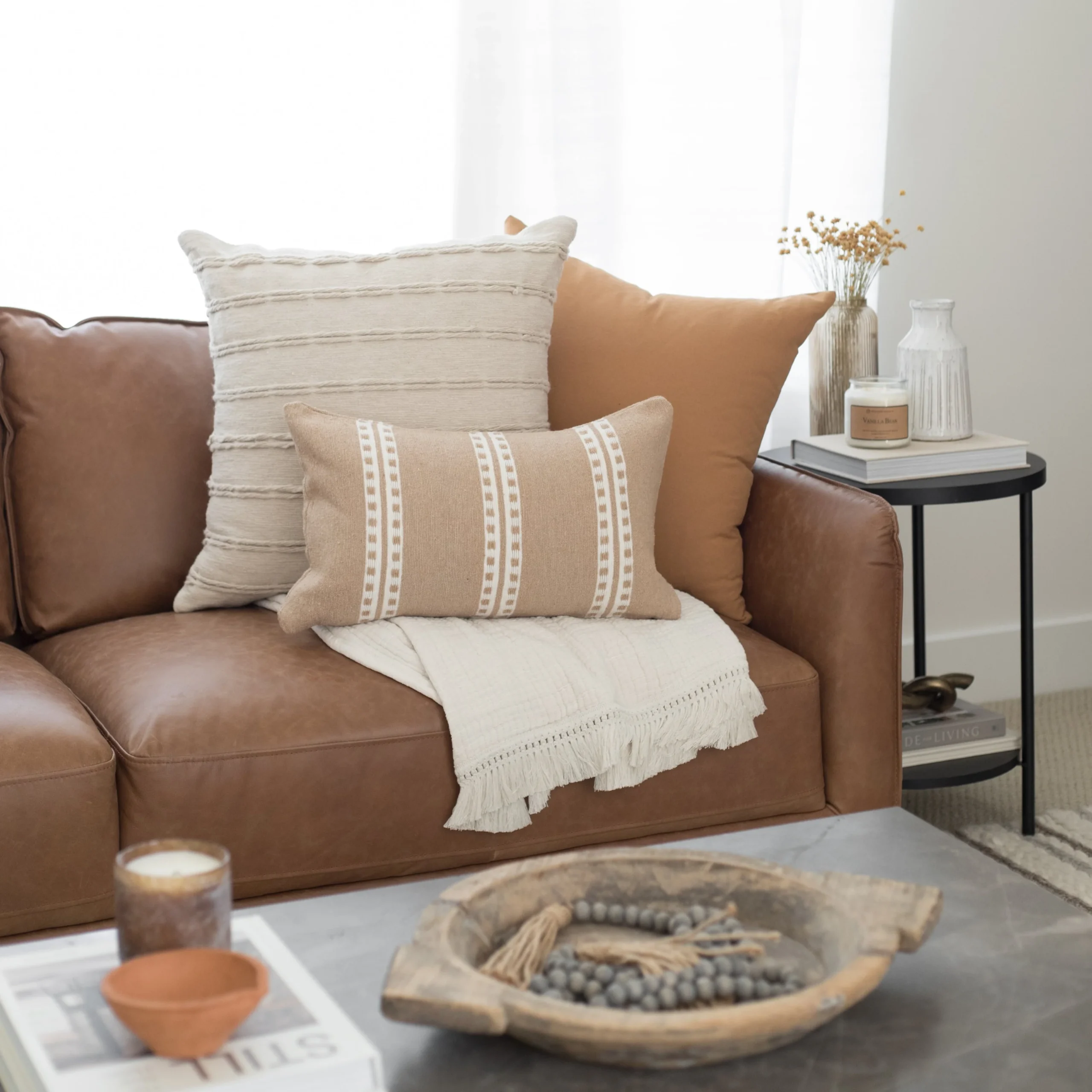 Housse De Coussin Beige Et Blanc Brodé – Image 2