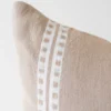 Housse De Coussin Beige Et Blanc Brodé – Image 5