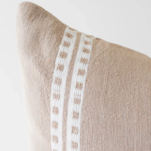 Housse De Coussin Beige Et Blanc Brodé – Image 5