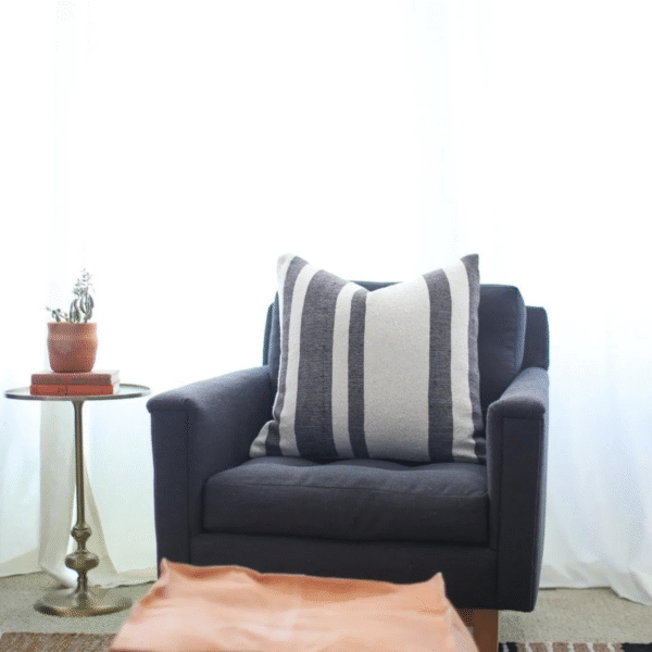 Housse De Coussin Gris Et Blanc Rayer – Image 2