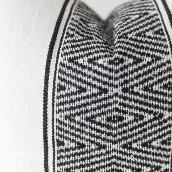 Housse De Coussin Blanc Et Noir Brodé – Image 4