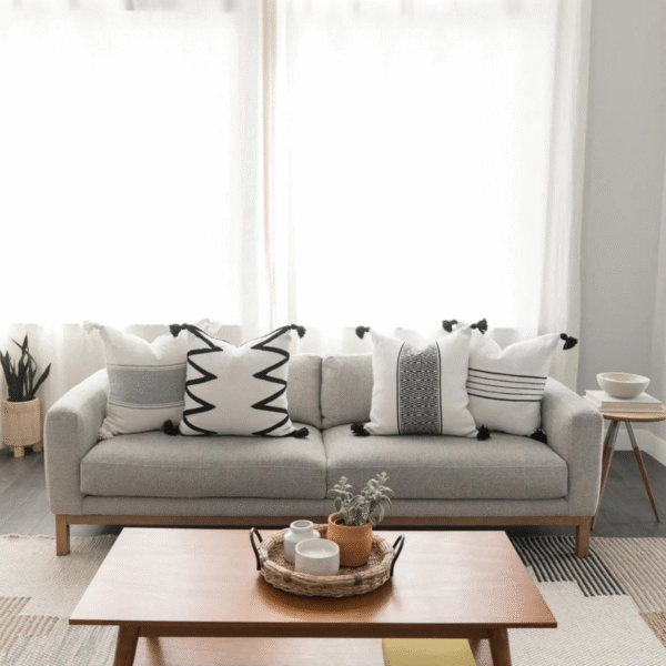 Housse De Coussin Blanc Et Noir Brodé – Image 3