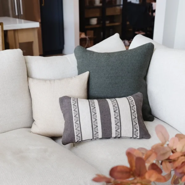 Housse De Coussin Brodé Crème Et Gris – Image 2