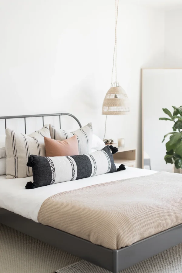 Housse De Coussin Brodé Crème Et Gris – Image 4