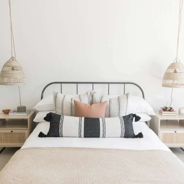 Housse De Coussin Brodé Crème Et Gris – Image 5