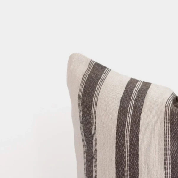 Housse De Coussin Gris Et Blanc Brodé – Image 2