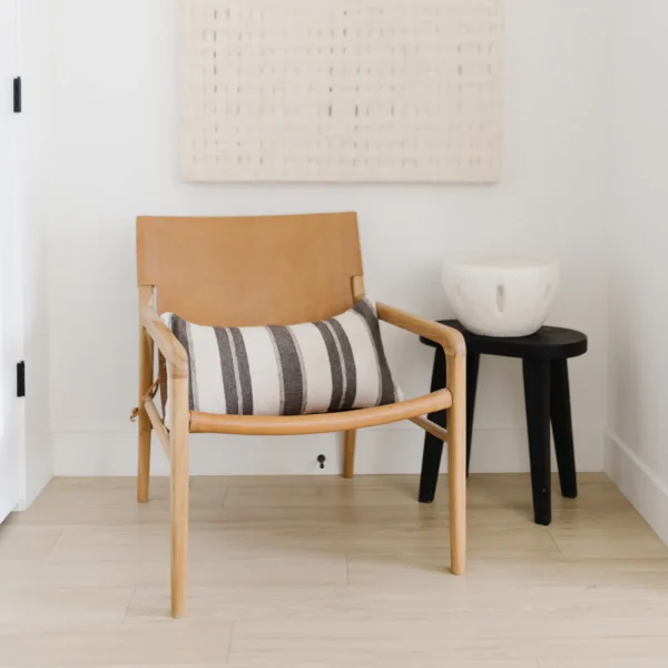 Housse De Coussin Gris Et Blanc Brodé – Image 2