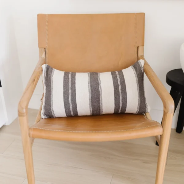 Housse De Coussin Gris Et Blanc Brodé – Image 3