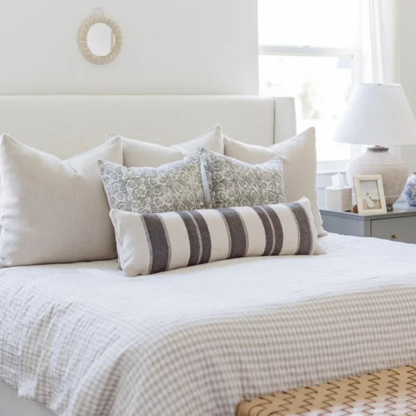 Housse De Coussin Gris Et Blanc Brodé – Image 4