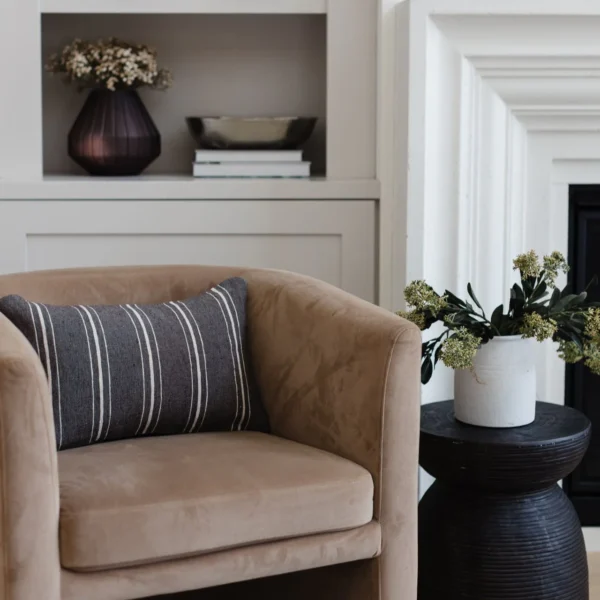 Housse De Coussin Artisanale Gris Avec Lignes Crème – Image 2