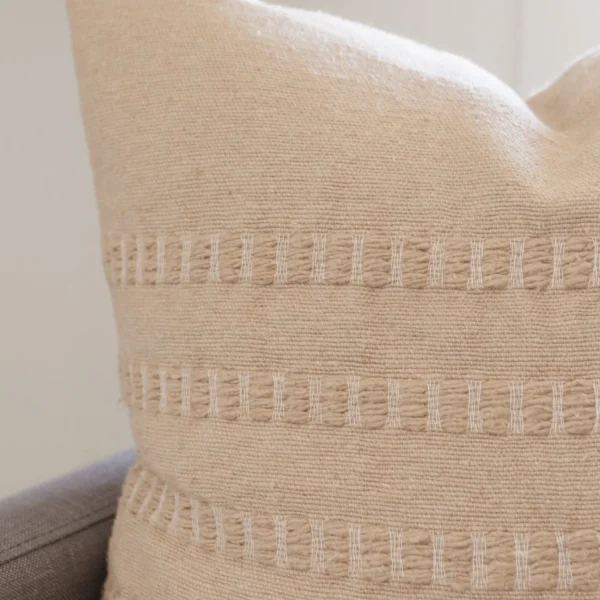 Housse De Coussin Artisanale Beige Brodé – Image 2