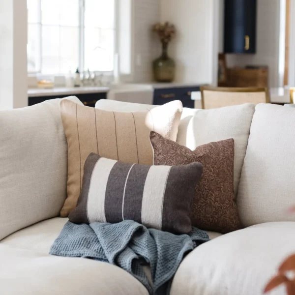 Housse De Coussin Beige Avec Lignes Marron – Image 3