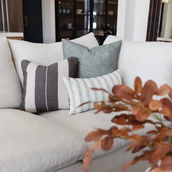 Housse De Coussin Blanc Et Gris Rayer – Image 3