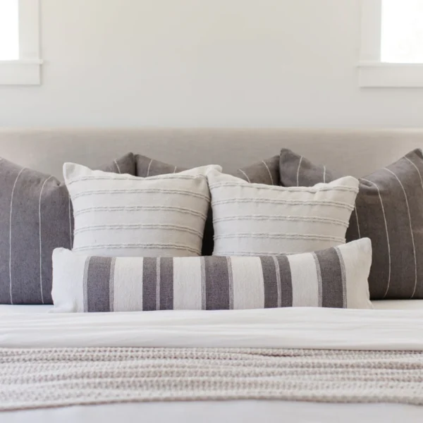 Housse De Coussin Gris Et Blanc Brodé – Image 9