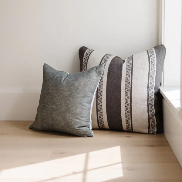 Housse De Coussin Brodé Crème Et Gris – Image 3