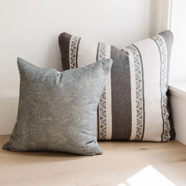 Housse De Coussin Brodé Crème Et Gris – Image 2