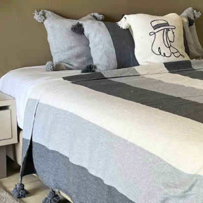 Vue complète du plaid gris et blanc avec 5 housses de coussins carrés en coton naturel