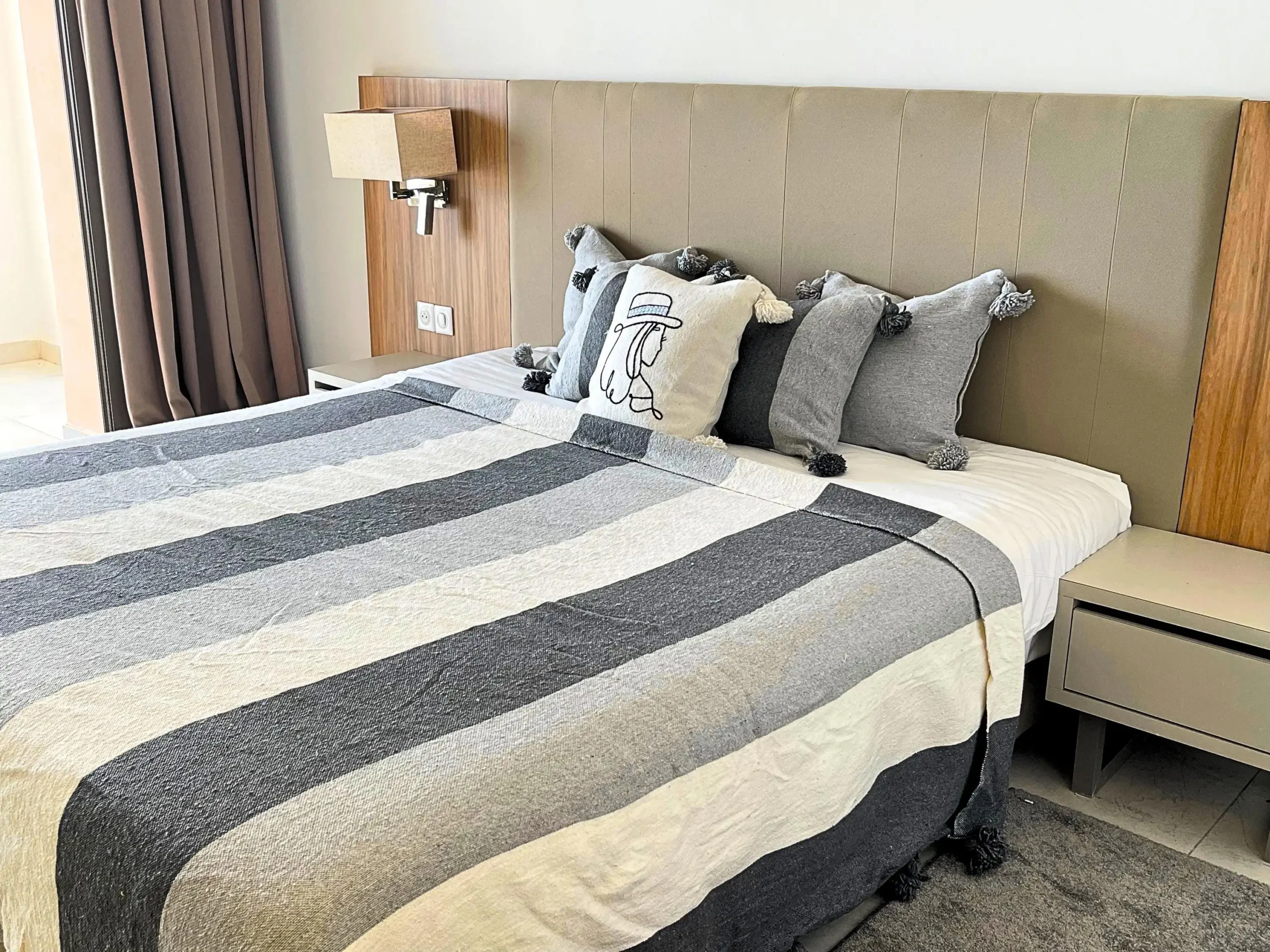 Ensemble Plaid Et Coussins Gris et Blanc – Image 5