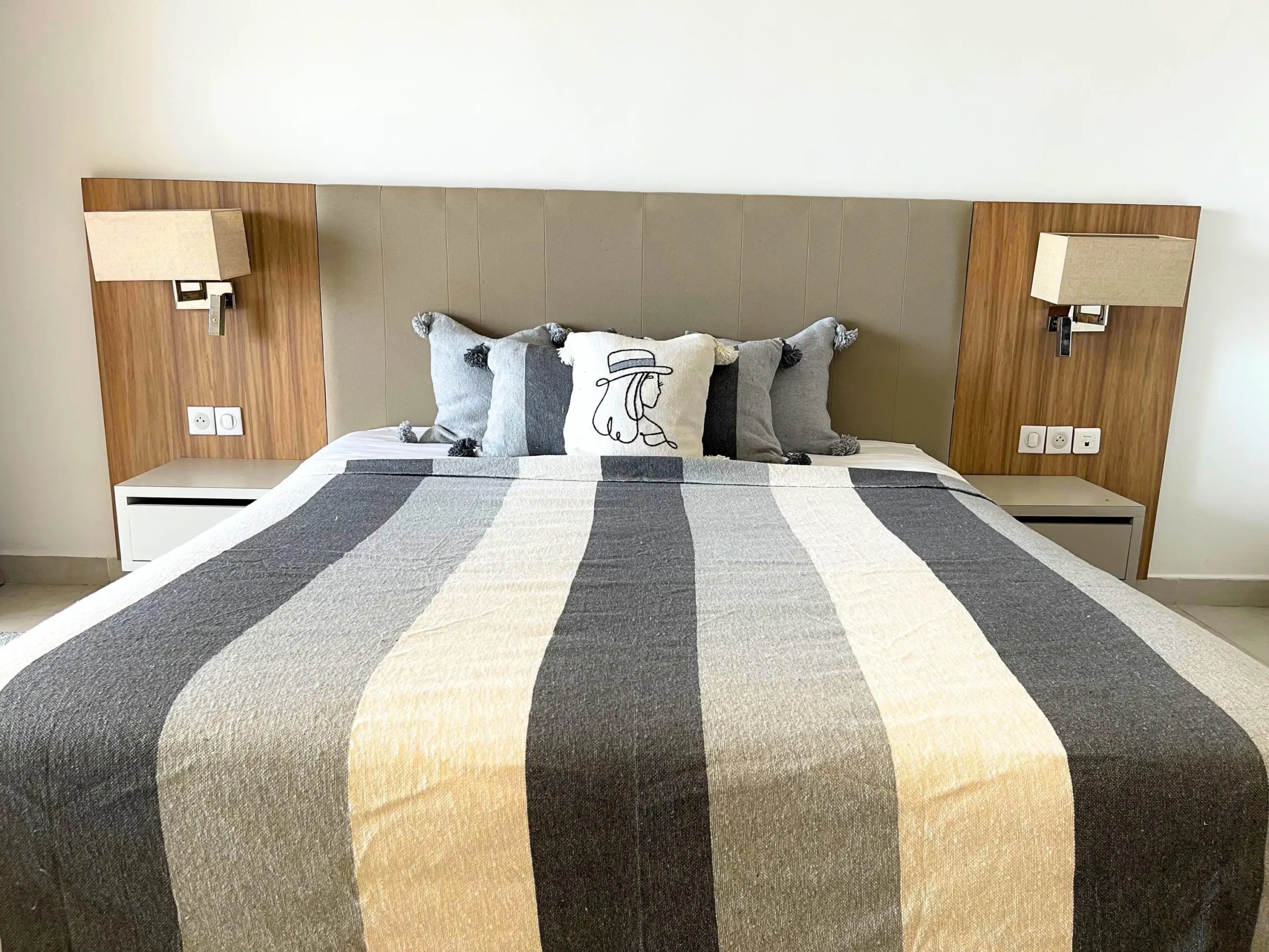 Ensemble Plaid Et Coussins Gris et Blanc – Image 4