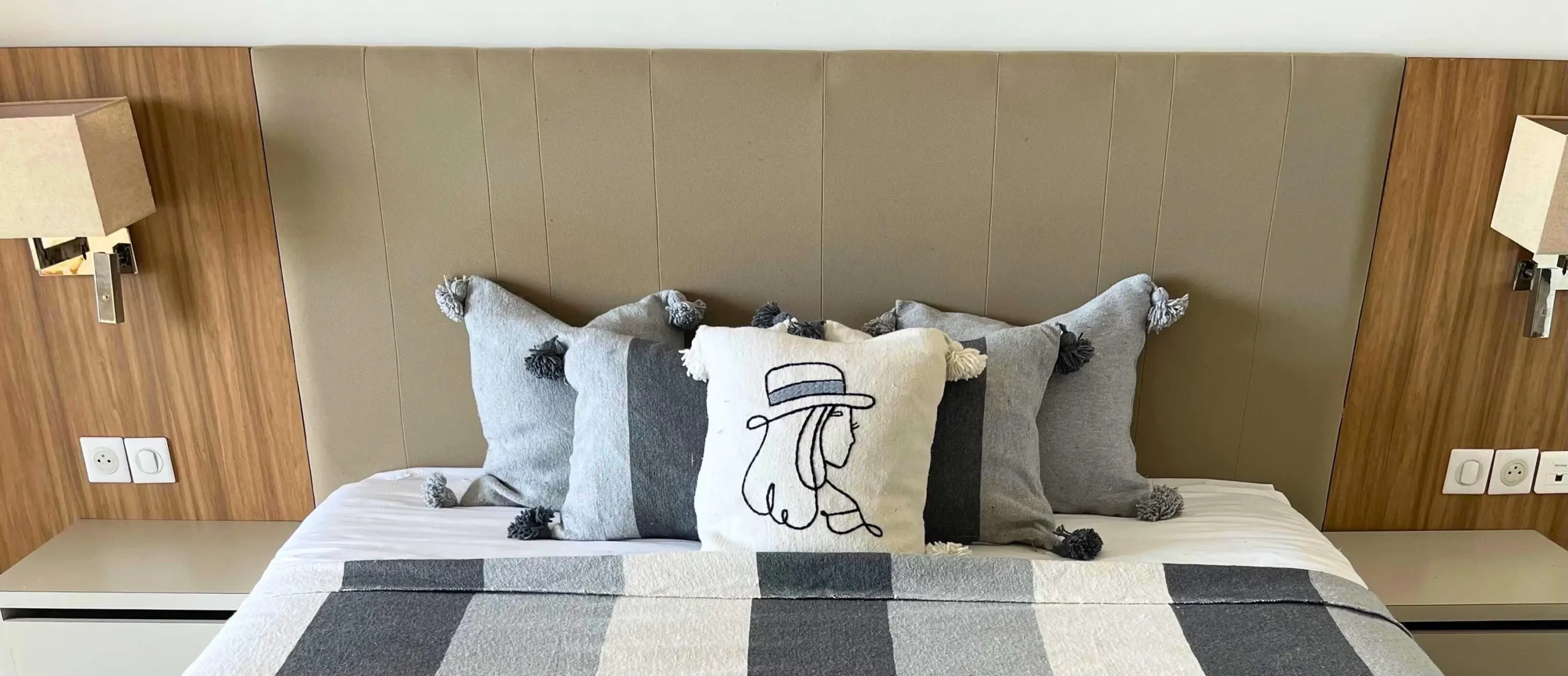 Ensemble Plaid Et Coussins Gris et Blanc – Image 6