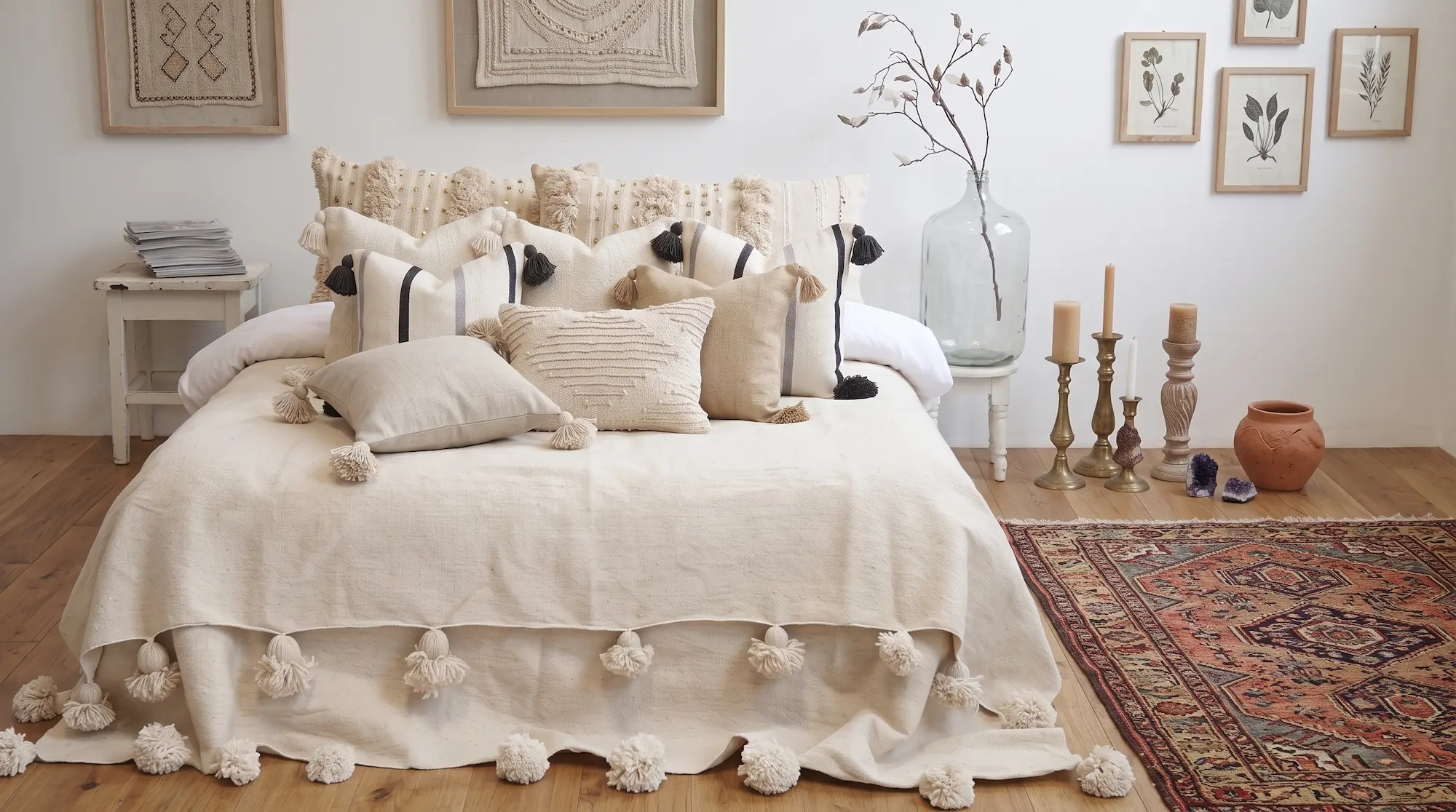 Ensemble de plaid et coussins marocains en coton avec pompons